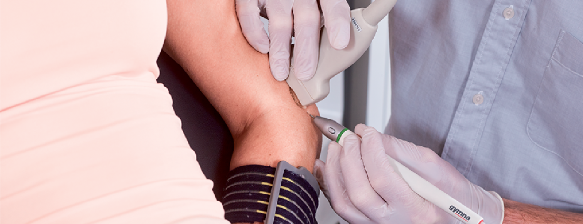 Un physiothérapeute traitant un patient souffrant d'épicondylite par électrolyse.
