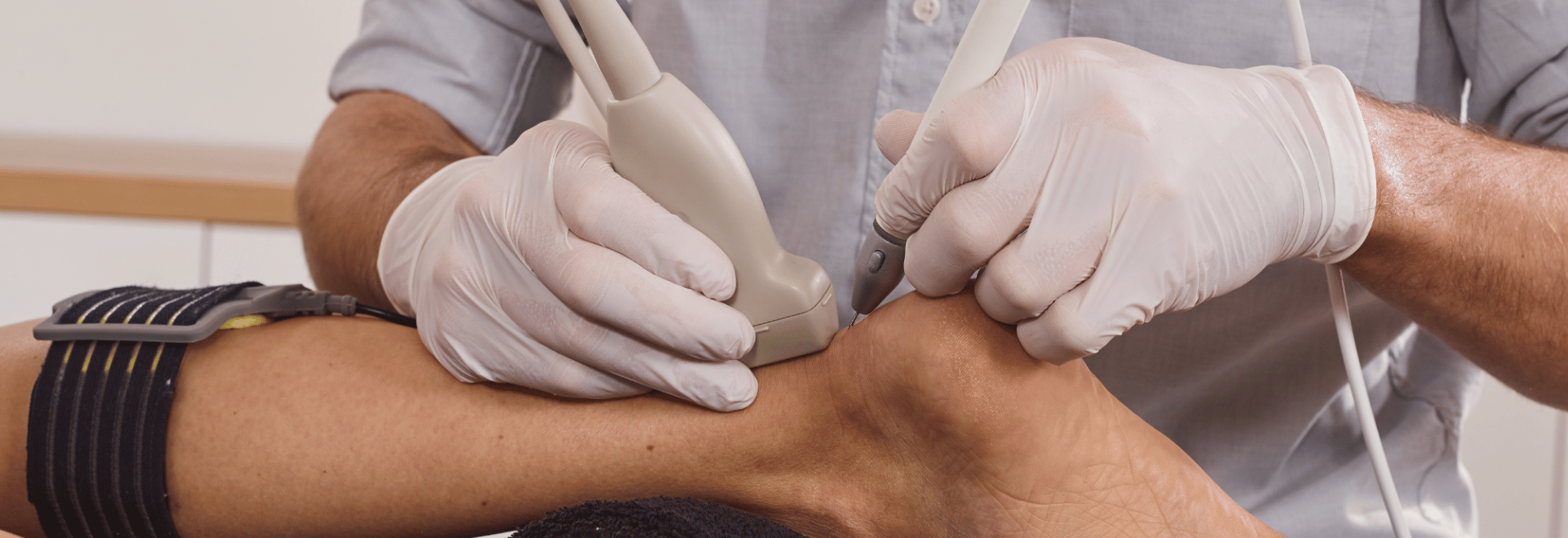 Un physiothérapeute traitant une tendinopathie d'Achille par électrolyse.