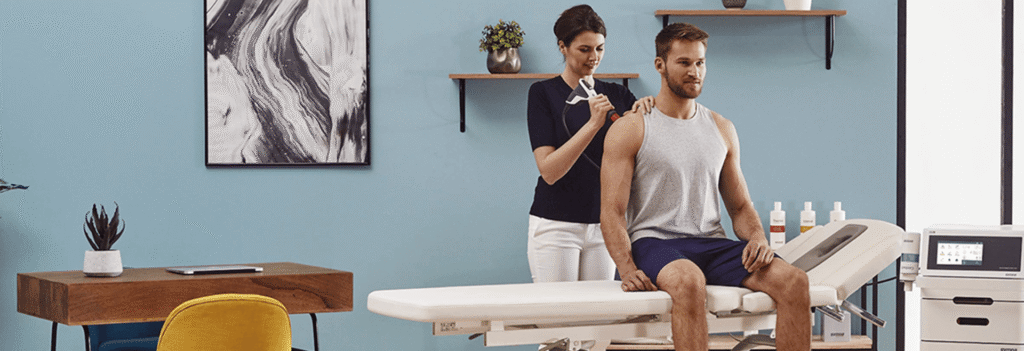 un physiothérapeute traitant un patient par thérapie par ondes de choc