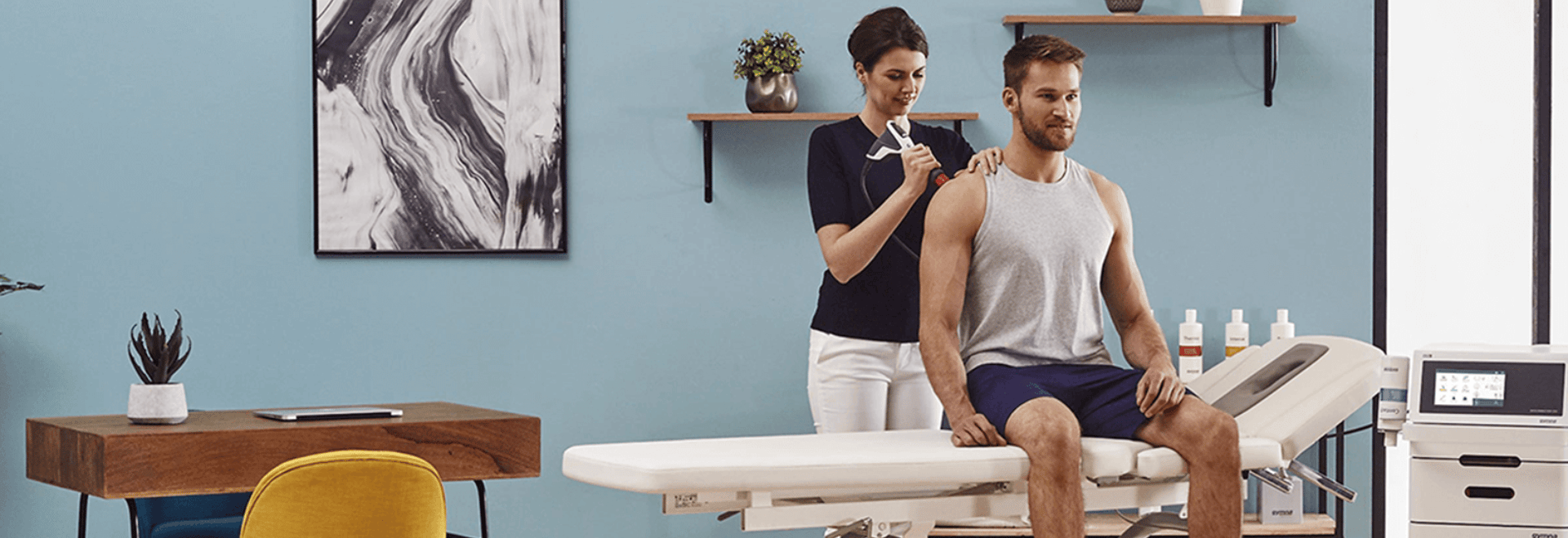 un physiothérapeute traitant un patient par thérapie par ondes de choc