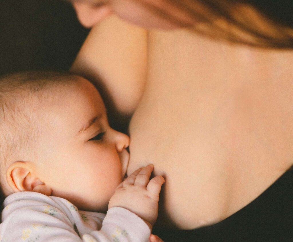 Une mère allaitant son enfant