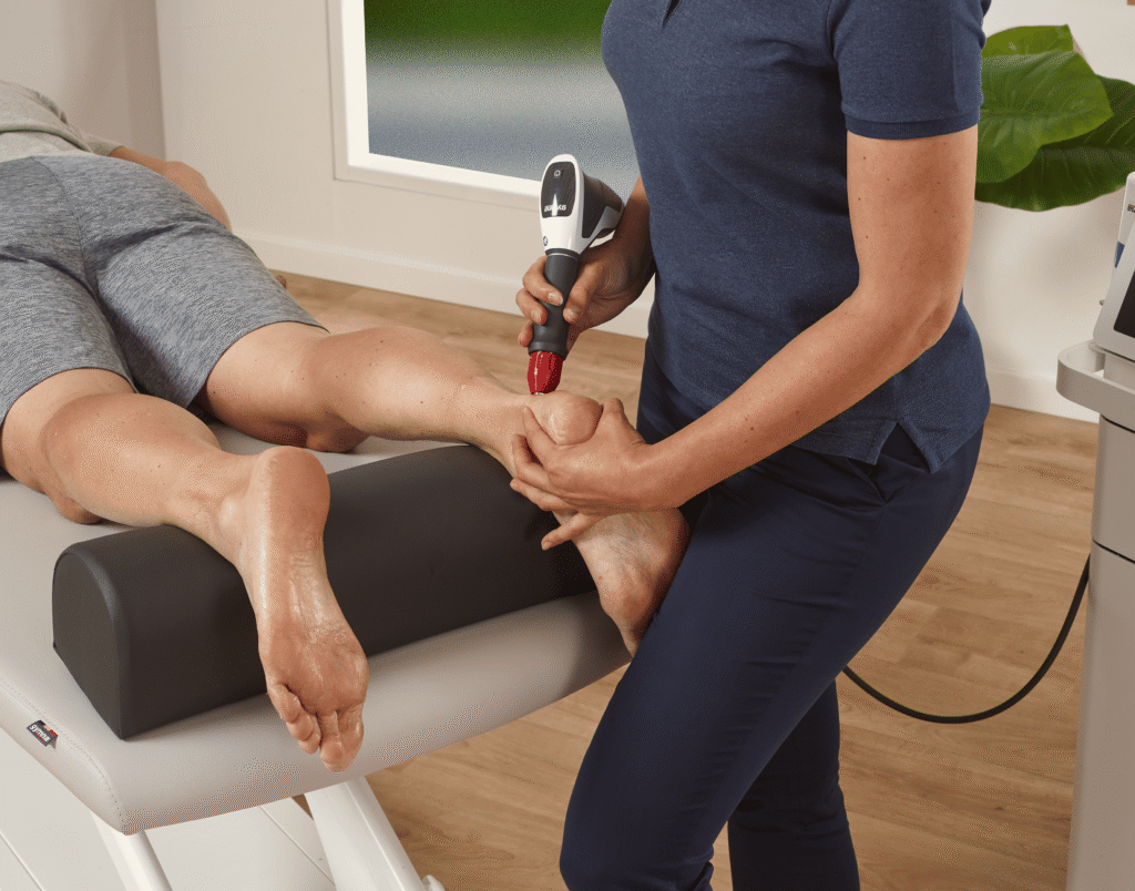 Découvrez comment les physiothérapeutes appliquent la thérapie par ondes de choc orientée vers le patient en adaptant les paramètres à la réponse tissulaire, aux commentaires du patient et à la phase de rééducation.