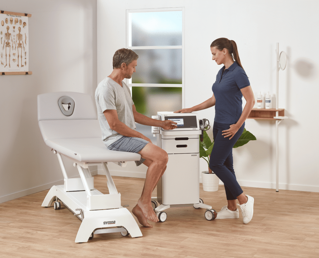 Découvrez comment les physiothérapeutes appliquent la thérapie par ondes de choc orientée vers le patient en adaptant les paramètres à la réponse tissulaire, aux commentaires du patient et à la phase de rééducation.