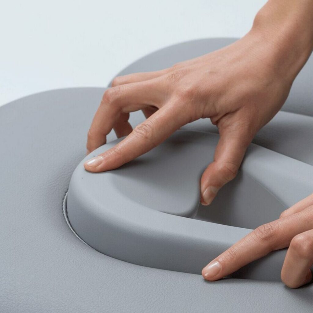 Coussin facial Ergomax réversible, adaptable à différentes morphologies pour un positionnement rapide et un nettoyage facile.