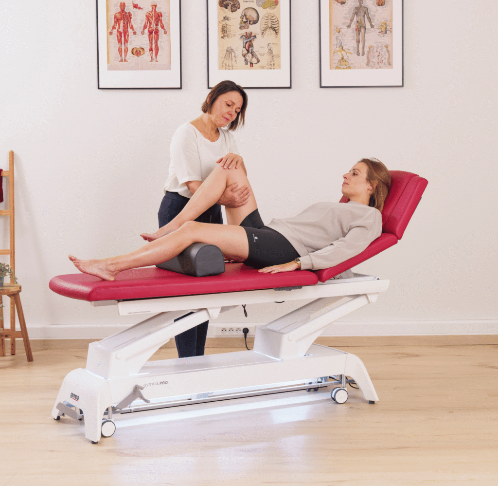 Transition complexe de la position couchée à assise sur une table standard à trois sections, nécessitant plusieurs ajustements pour le patient et le kinésithérapeute.

