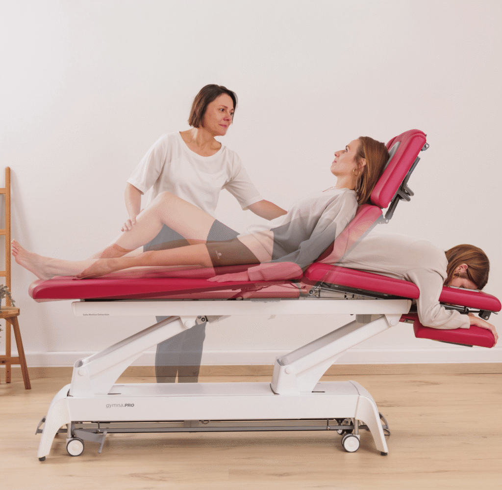 Transition complexe de la position couchée à assise sur une table standard à trois sections, nécessitant plusieurs ajustements pour le patient et le kinésithérapeute.

