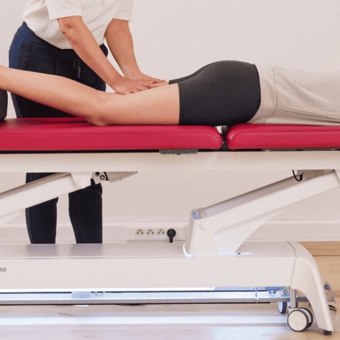 Découvrez comment une table de physiothérapie adaptée peut réduire les frustrations quotidiennes liées au positionnement, à l'ergonomie, au flux de travail et au confort du patient